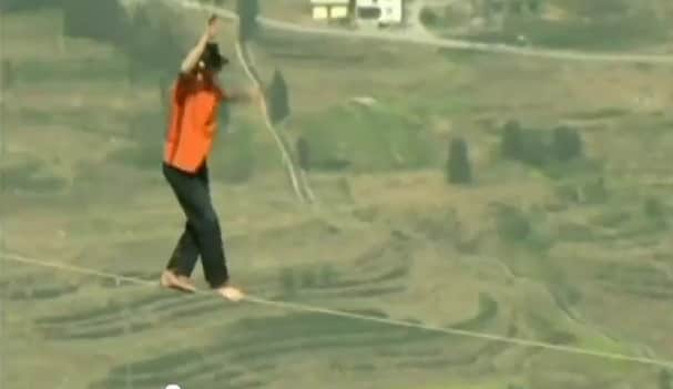 Video: Slackliner Completes a 6,000 Foot High Walk