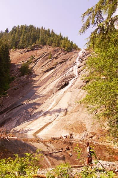 Two Teenagers Fall to Their Deaths while Hiking in Washington’s Snoqualmie National Forest