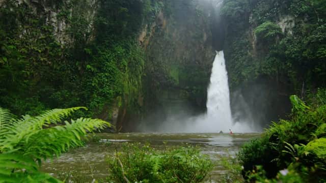 Video: “Cascada” Kayaking a Treacherous Mexican Waterfall Amid Pests and Weather