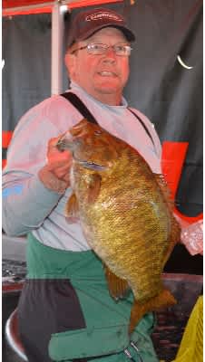 Wisconsin Angler Hooks 8.45-pound Smallmouth at Sturgeon Bay Open