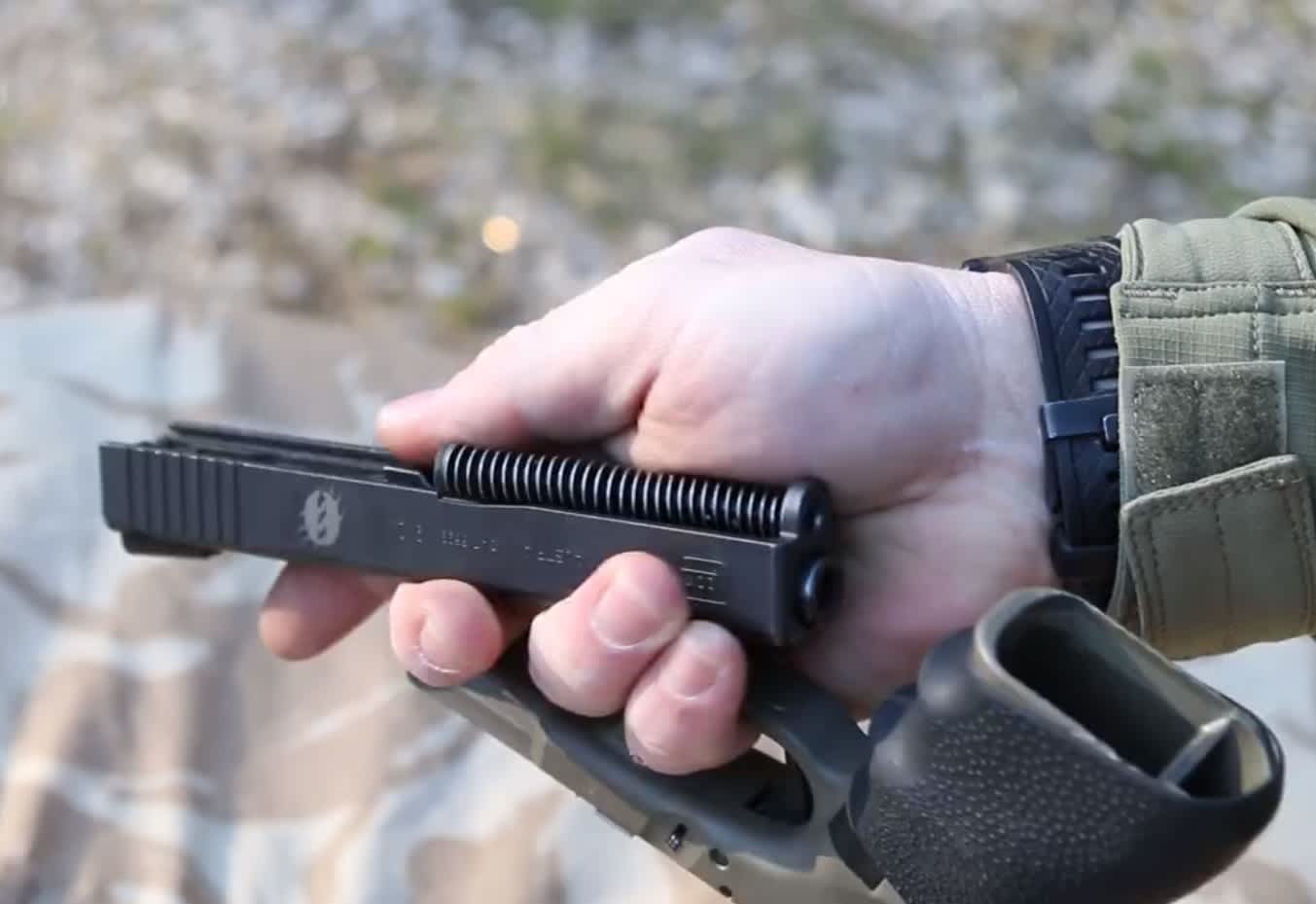 Video: Assembling and Firing a Glock 19 with One Hand