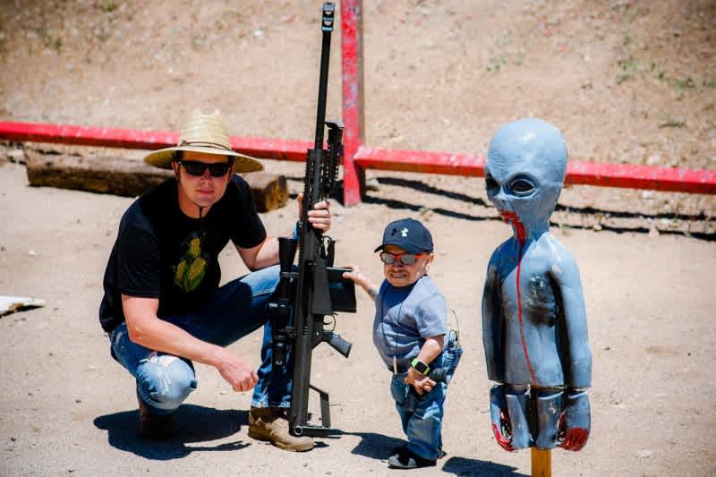 Video: Verne Troyer Meets a Gun Bigger Than He Is
