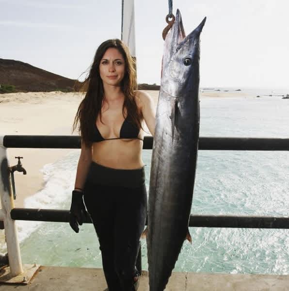 “Spearfishing Huntress” Stirs Debate over Spearfishing