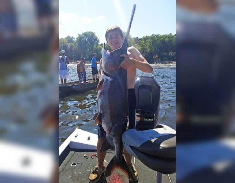 Wisconsin High Schoolers Land Massive, Prehistoric Paddlefish by Hand
