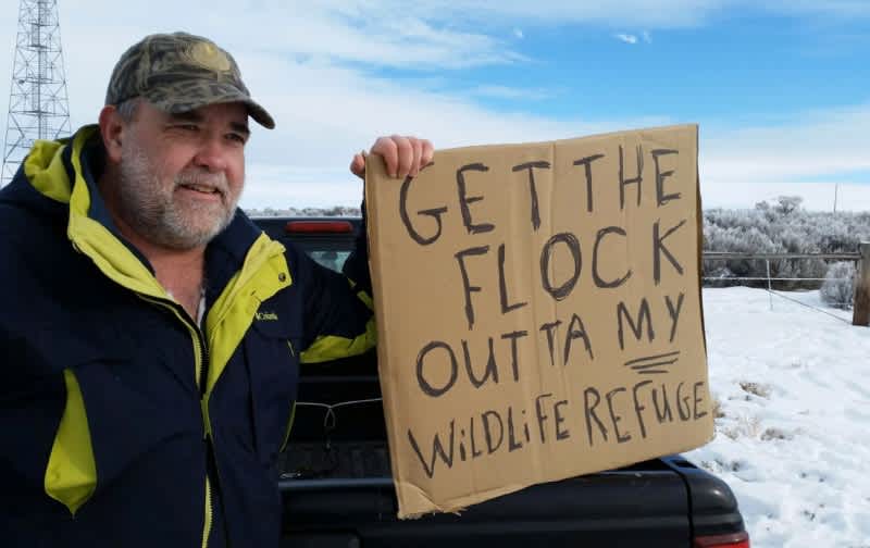 Hunters Show Up to Occupied Oregon Refuge, Send Strong Message to Militia