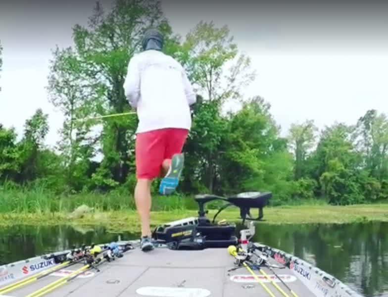 Video: Pro Bass Angler vs. Alligator