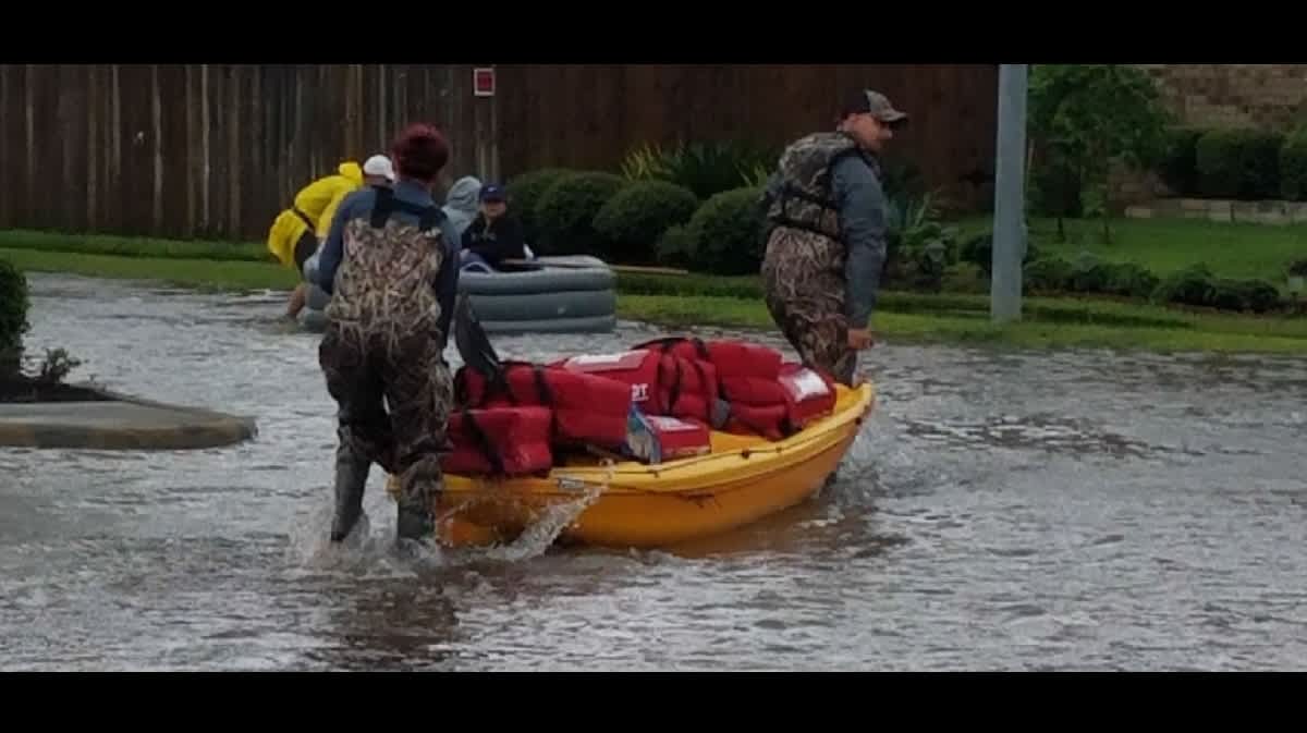 Texas Pizza Hut Workers Battle Flood Waters to Deliver Free Pizzas by Kayak