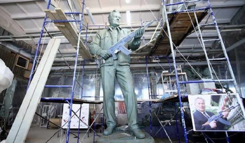 Famous AK-47 Designer Mikhail Kalashnikov Gets 25-Foot Statue in Moscow