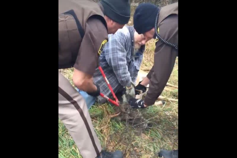 Video: Sheriff Deputies Save 10-Point Buck from a Fence