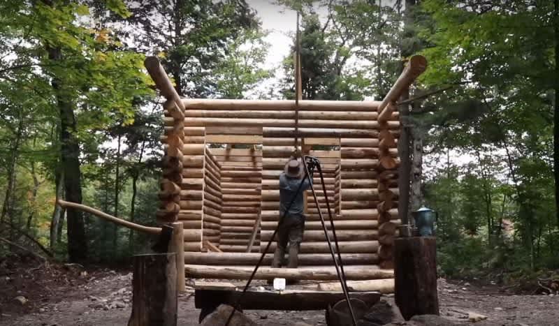 Video: Man Builds a Log Cabin With Hand Tools in an Amazing Timelapse