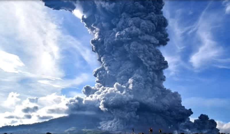 Video: Mount Sinabung Eruption Blows Pillar of Ash 5 Miles Into The Sky