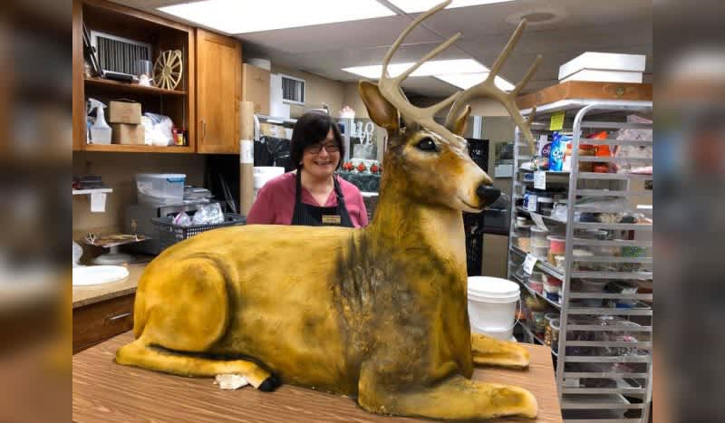 A Wedding in Pennsylvania Featured This Lifelike Deer Cake as the Centerpiece