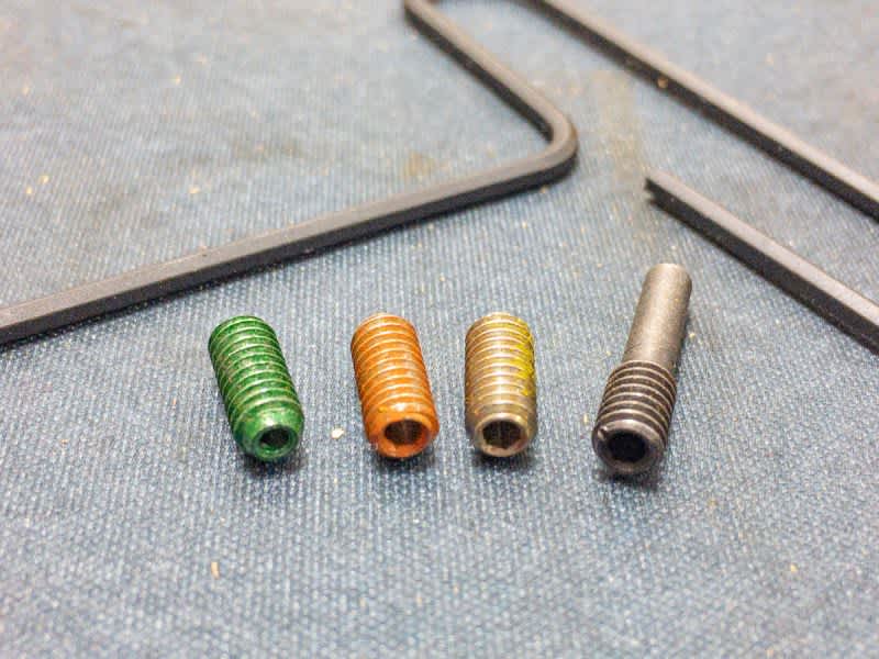 The adjustable gas system has two options - fixed gas jets with different flow rates and an adjustable plug.